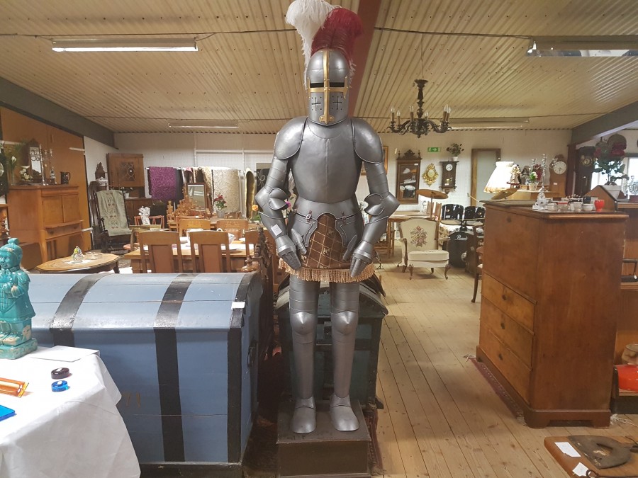 Gammal riddarrustning i plåt 