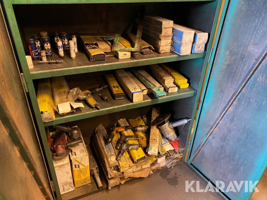 Verkstadsskåp med svetsmaterial