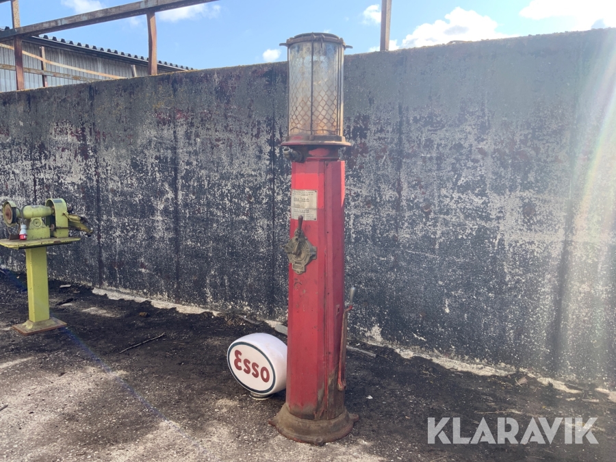 Bensinpump Ljungmans Vici med Esso skylt