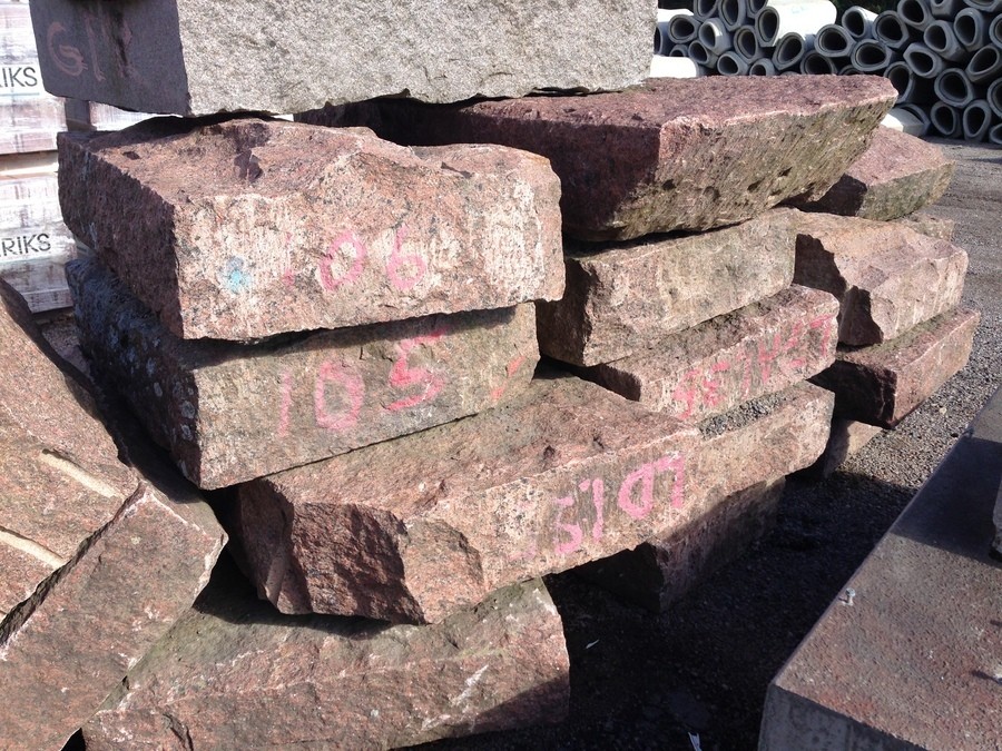 Granitblock i olika storlekar säljes i parti Röd granit