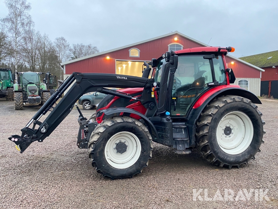 Traktor Valtra N154 med lastare