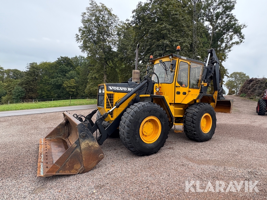 Grävlastare Volvo BM 6300 med hydrauliska gafflar, tiltrotator och diverse redskap