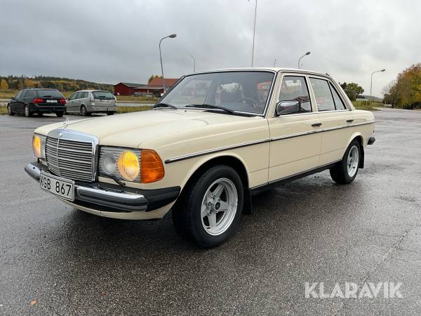 Veteranbil Mercedes-Benz 230 endast 7200mil