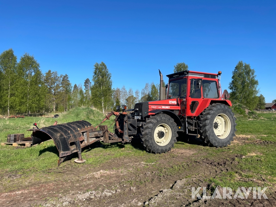 Traktor Volvo BM Valmet 2105 med snöutrustning