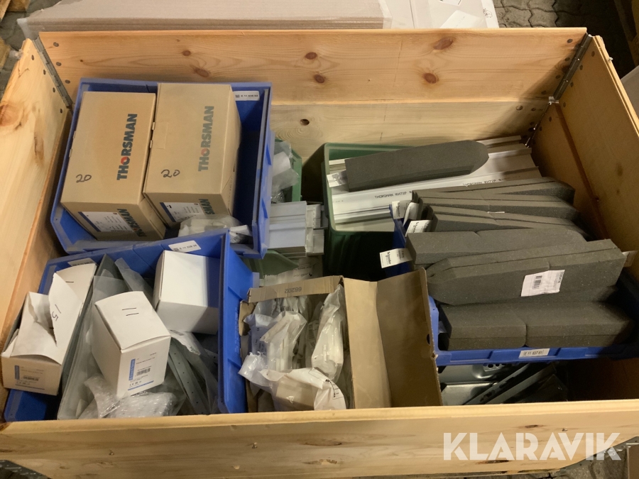 Diverse pall med elmaterial för fönsterbänkskanaler  