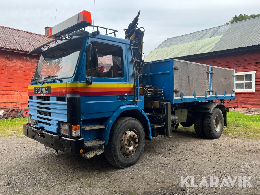 Tippbil Scania P82H med kran 