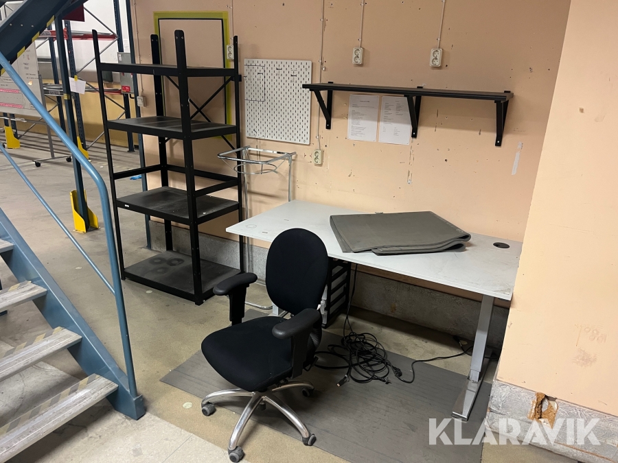 Höj och sänk skrivbord med tillbehör