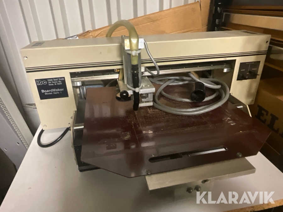 Kretskortsfräs med elkomponenter