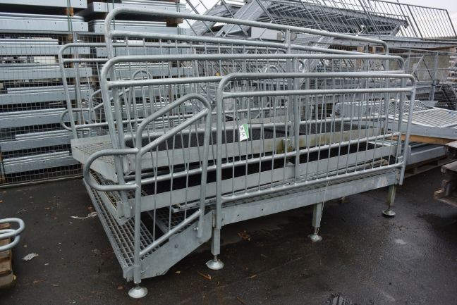 Galvad trappa med handikappramper