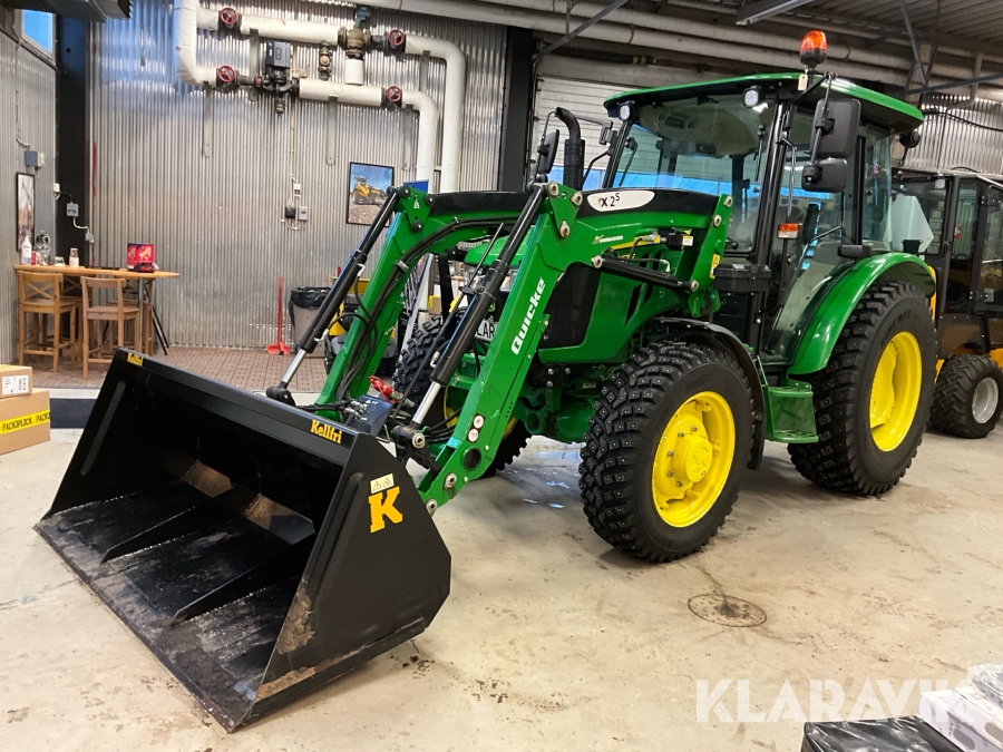 Traktor John Deere 5067E med skopa