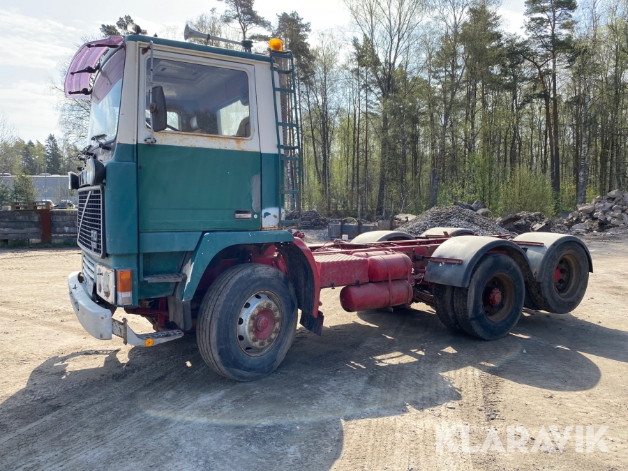 Lastbil Volvo F10 med tippflak