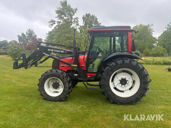Traktor Valtra Valmet 700 med frontlastare och skopa