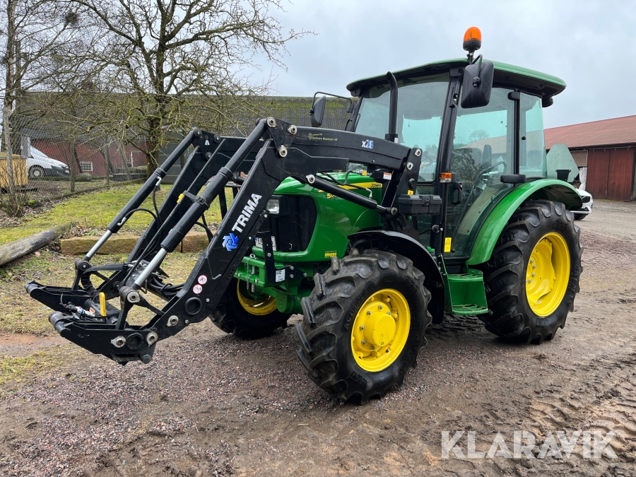 Traktor John Deere 5055E med frontlastare och redskap