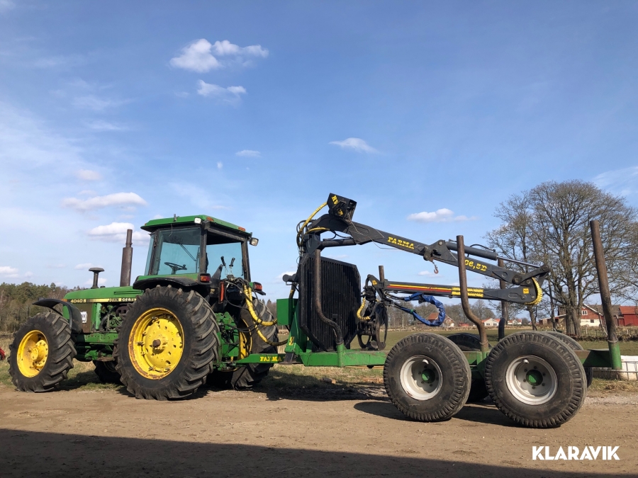 Traktor med skogsvagn John Deere 4040S MFWD 