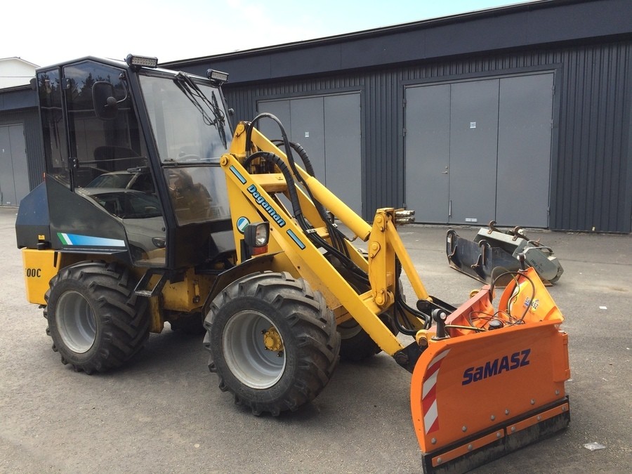 Kompaktlastare med hytt och div redskap