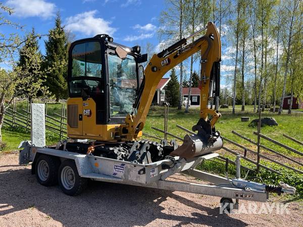 Grävmaskin CAT 301,8 med Williams trailer och tre skopor