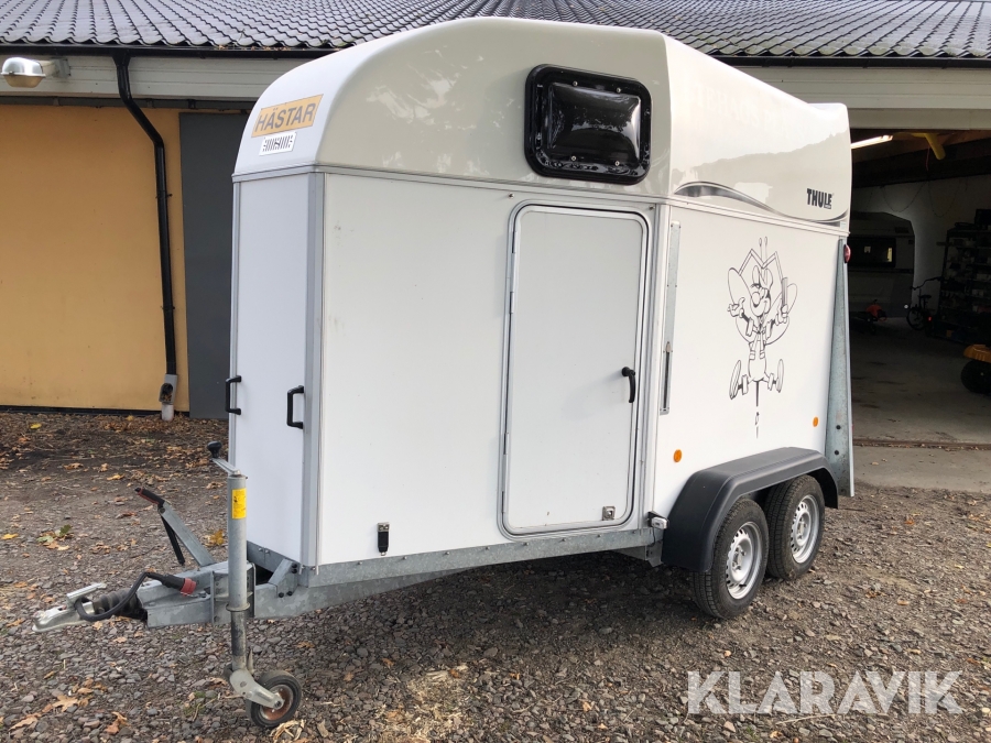 Hästtransport Thule E06 med sadelskåp och vinterdäck