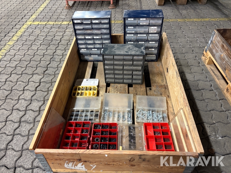 Parti med många olika tillbehör inom verkstad/bygg