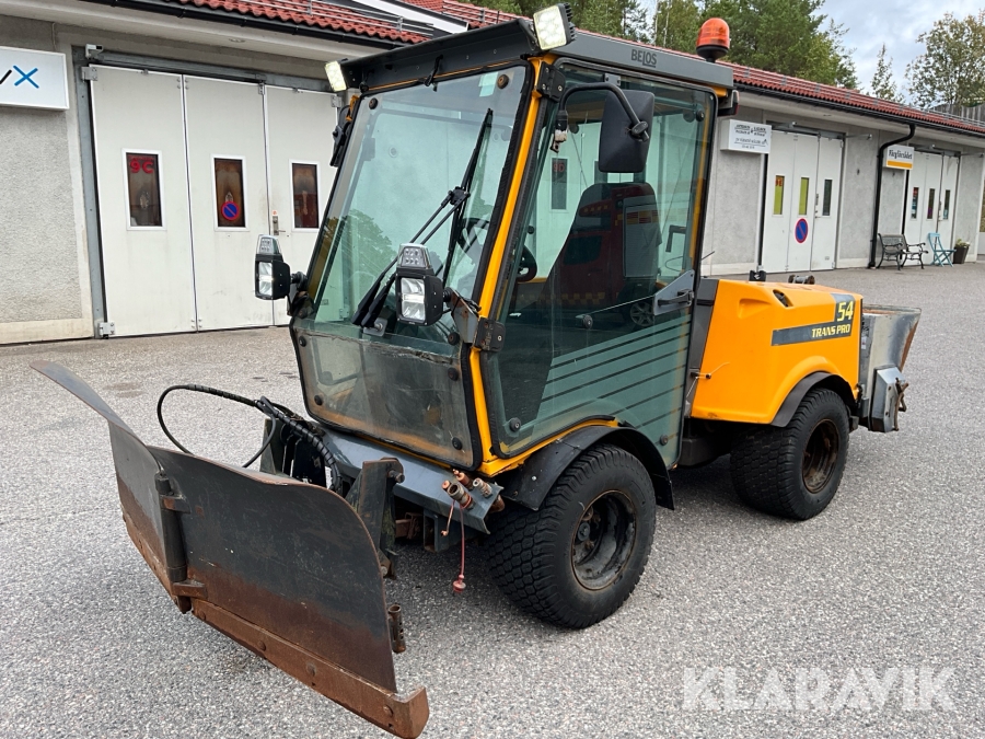 Redskapsbärare Belos Trans Pro 54 med vikplog och sandspridare