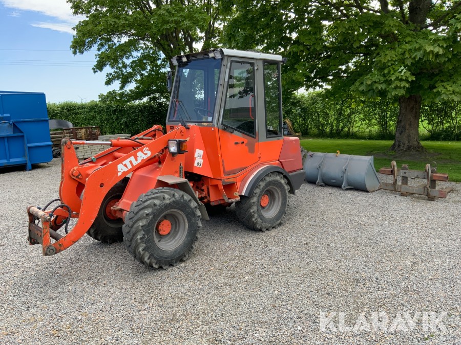 Lastmaskin Atlas 32 E med många redskap