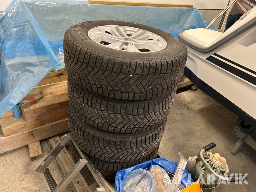 Vinterdäck på fälg 235/65R17 Pirelli 4 st