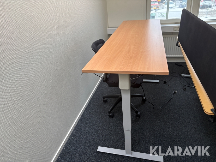 Skrivbord höj / sänkbart med kontorsstol