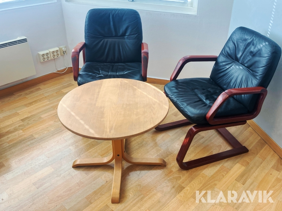 Sittgrupp i svart läder med fåtöljer och bord