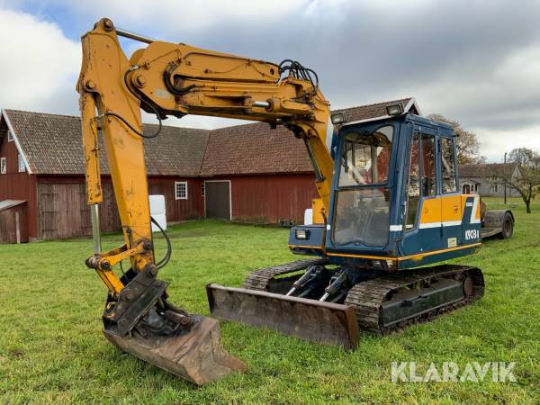 Grävmaskin Kobelco K903-II med grävelegant, maskintrailer och flera skopor