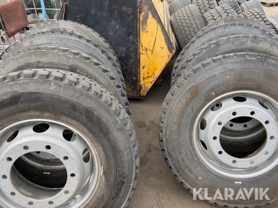 Lastbilsdäck Michelin X Works 8 st på plåtfälgar