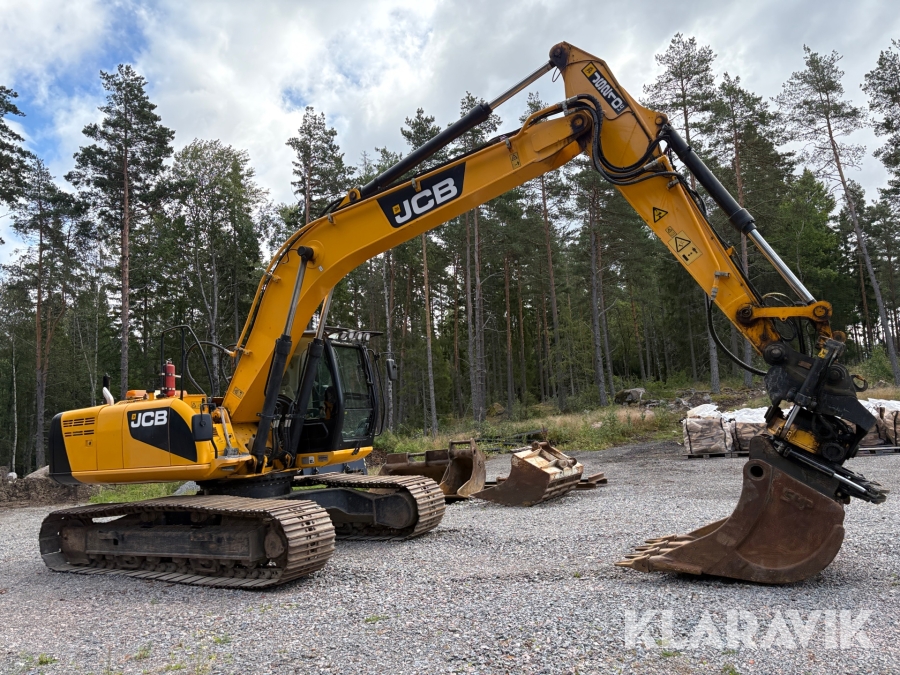 Grävmaskin JCB JS210LC med flera redskap