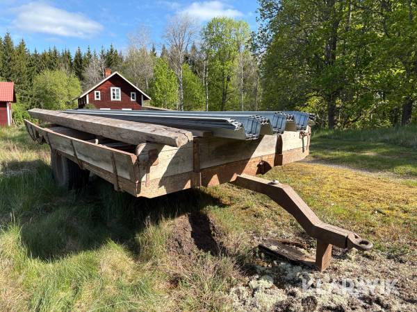 Vagn med plåtar