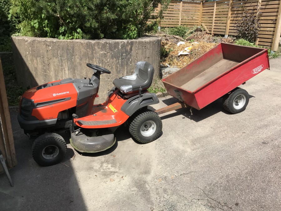 Trädgårdstraktor med vagn