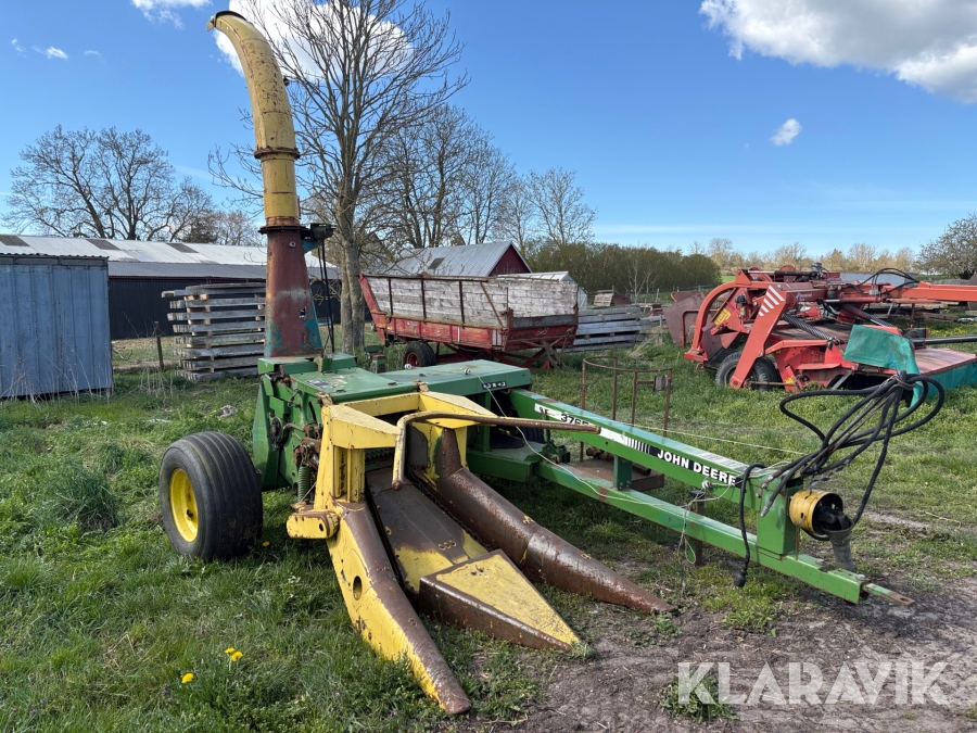 Bogserad hack John Deere 3765 med gräsbiod & majsbord