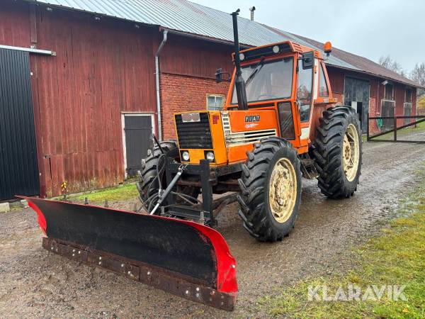 Traktor Fiat 980 DT 4x4 med frontmonterat snöblad