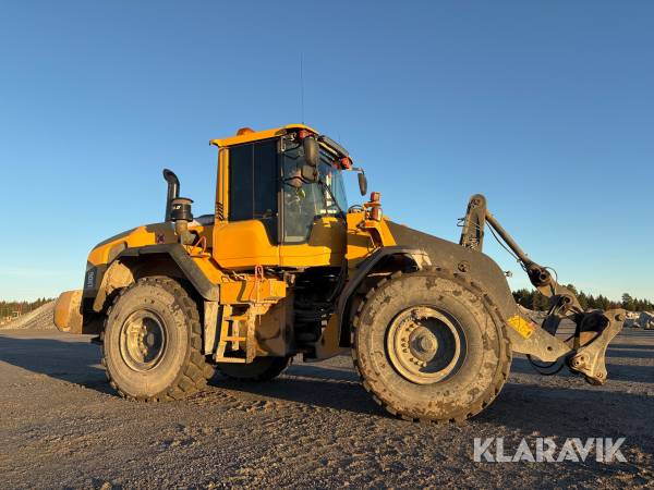 Hjullastare Volvo L110G med vikplog och sandspridare