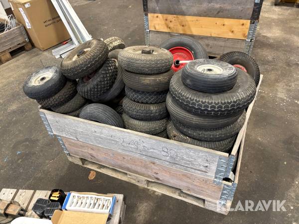 Pall med diverse hjul till kärror