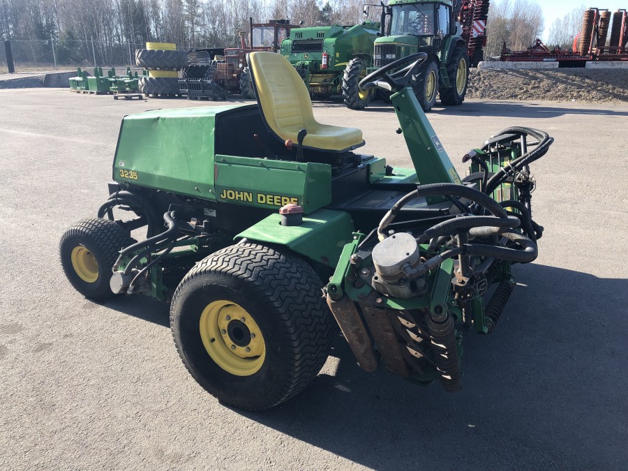 Åkgräsklippare John Deere 3235