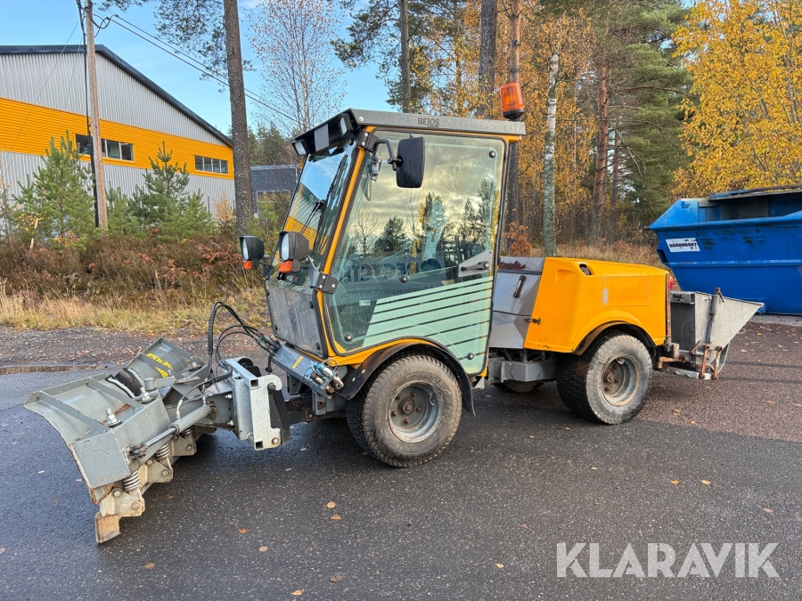 Redskapsbärare Belos Trans Pro 54 med vikplog och sandspridare