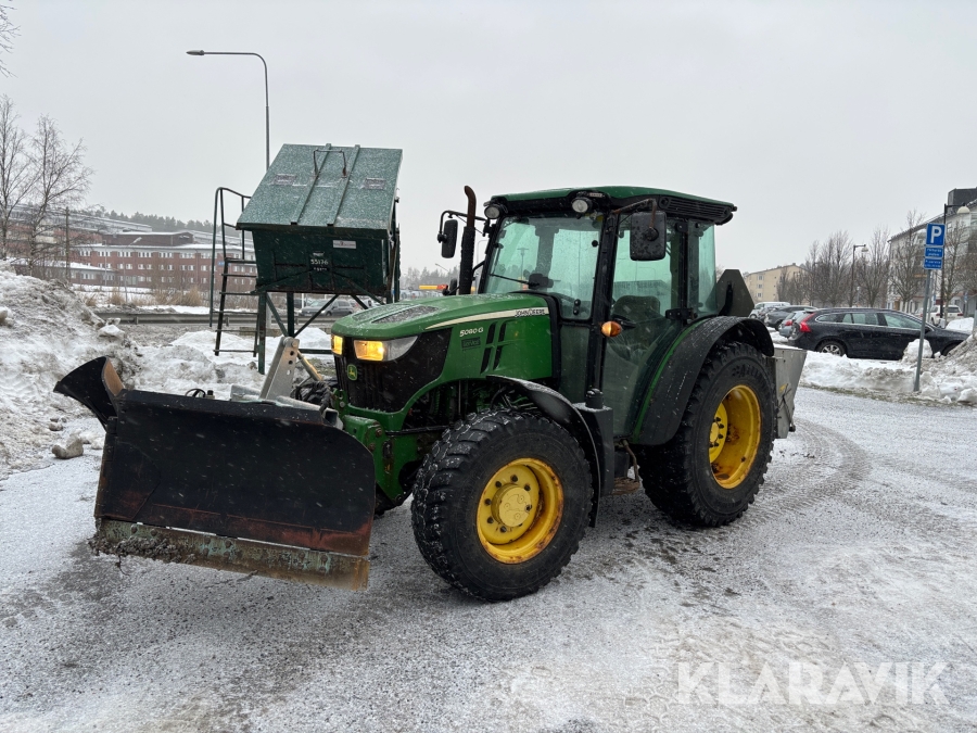 Traktor John Deere 5080G med Vikplog & sandspridare