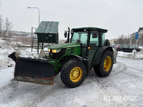 Traktor John Deere 5080G med Vikplog & sandspridare