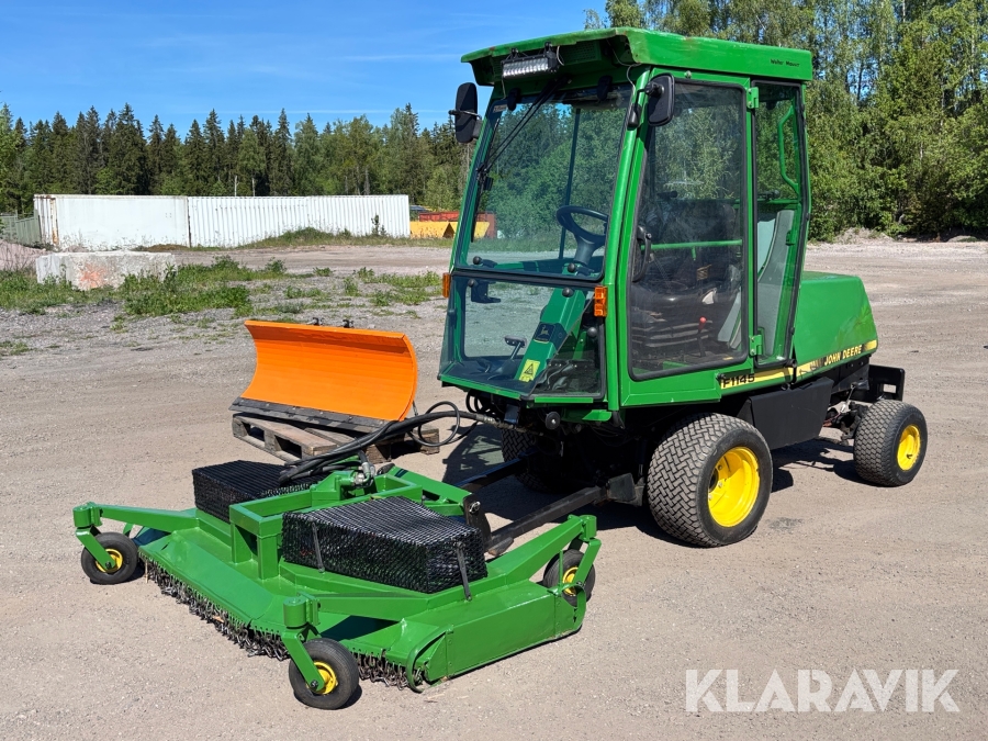 Redskapsbärare John Deere F1145 4WD med redskap