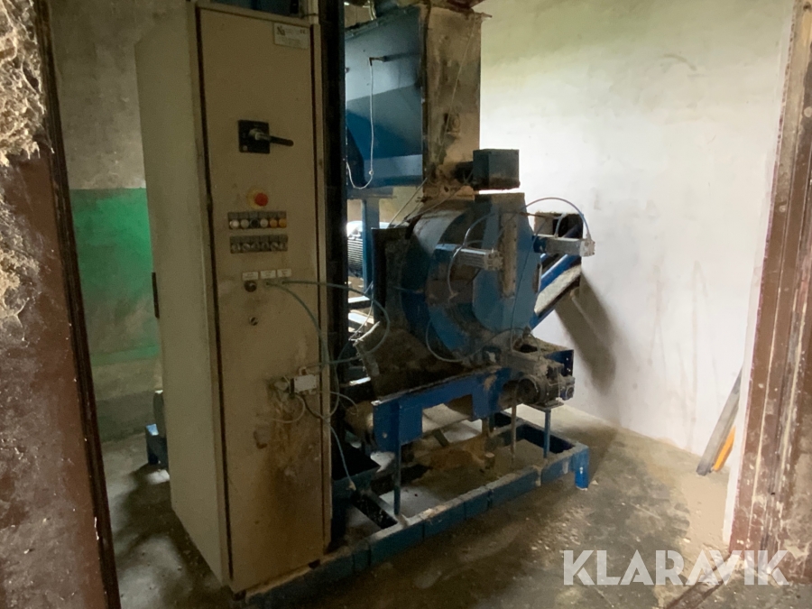 Pelletspress SPC 300 med kvarn  matarledning storsäcksfyllare