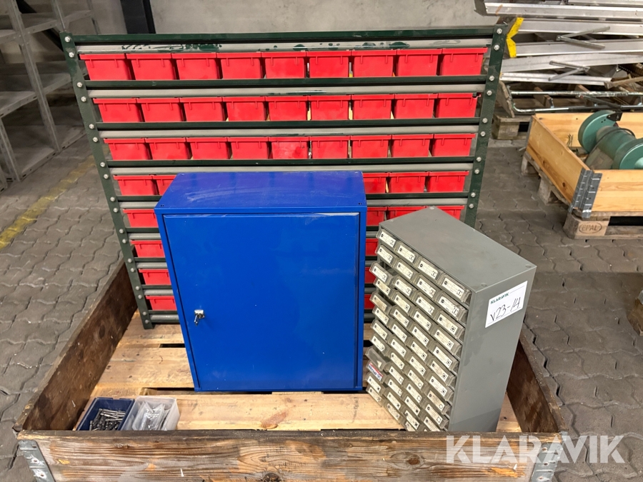 Förvaringsskåp med innehåll / hängare för plastlådor