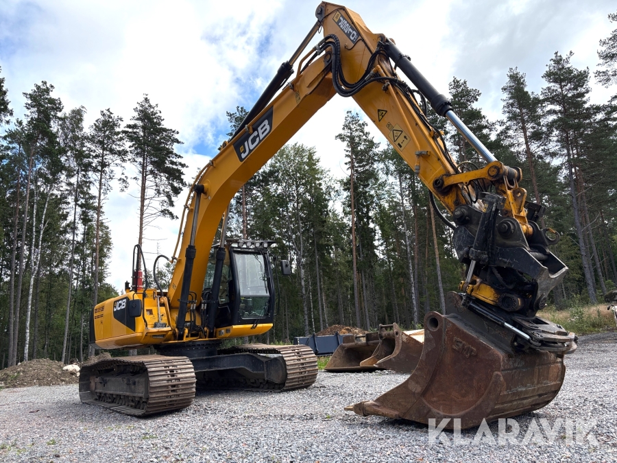 Grävmaskin JCB JS210LC med flera redskap