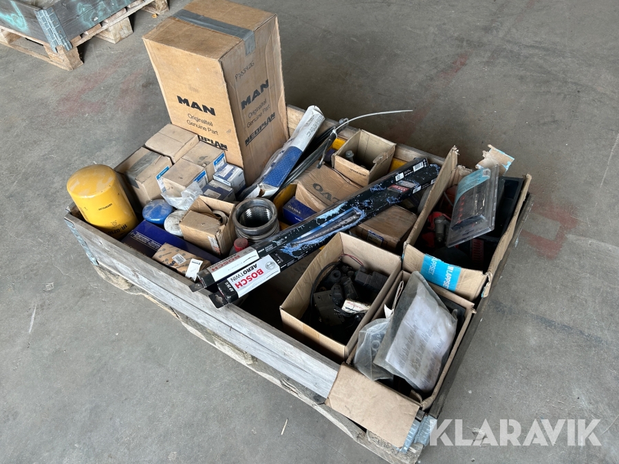 Blandad pall med lastbilsdelar och filer