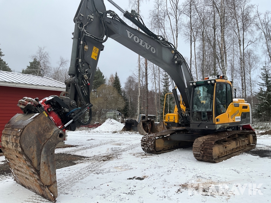 Grävmaskin Volvo EC220DL med flera redskap
