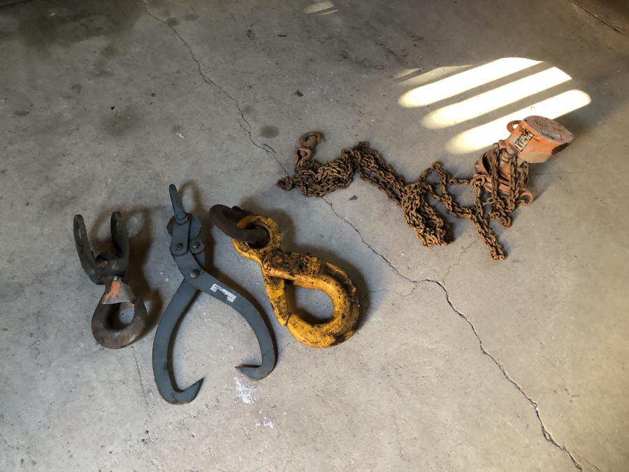 Diverse verktyg, krokar, timmergrip, talja