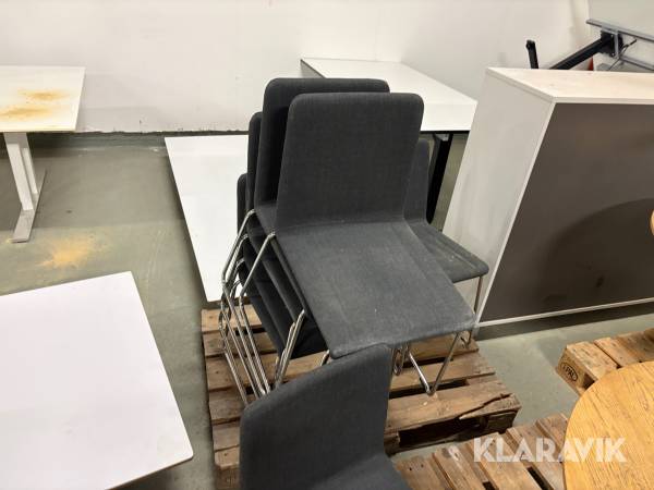 Stolar och klädhängare m.m