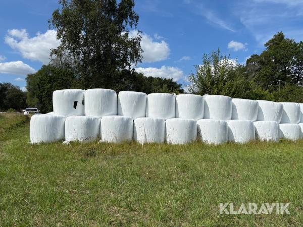 Parti med ensilagebalar klöverfrövall