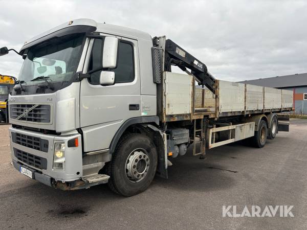 Kranbil Volvo FM 340 med flak